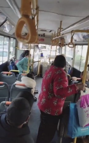 山西長治一公交因行車糾紛開斗氣車鳴笛狂奔 公司 已要求司機下車培訓 正配合交警調(diào)查