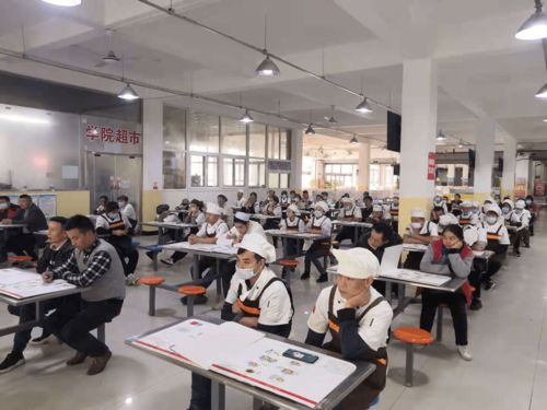 警鐘長鳴,全力保障食品安全 學(xué)院開展食品安全從業(yè)人員培訓(xùn)和安全大檢查
